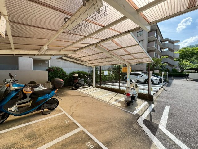 令和７年１月リフォーム完了◆全居室６帖以上の３ＬＤＫ◆収納充実◆サンシティ桂坂ロイヤル３番館のその他|バイク置場