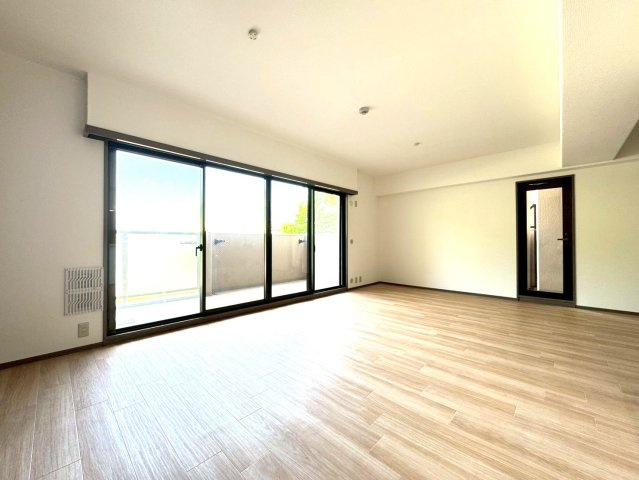 令和７年１月リフォーム完了◆全居室６帖以上の３ＬＤＫ◆収納充実◆サンシティ桂坂ロイヤル３番館の居間・リビング|リビング