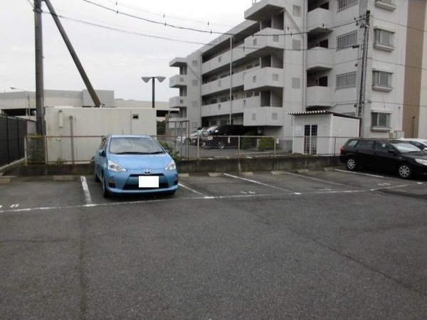 コンフォート前山の駐車場
