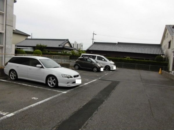コンフォート前山の駐車場