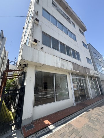 想定年間賃料　144万　想定利回り　33.4％　鉄骨造の外観