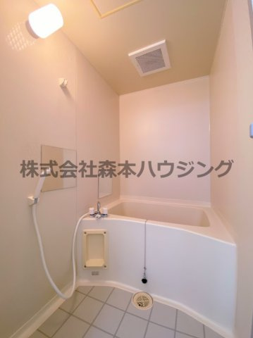 【浴室】 | 　メゾン・ローゼ | 落ち着いた空間のお風呂です