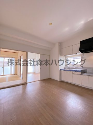 【居間・リビング】 | 　メゾン・ローゼ | こちらの居間で趣味の時間をお楽しみください
