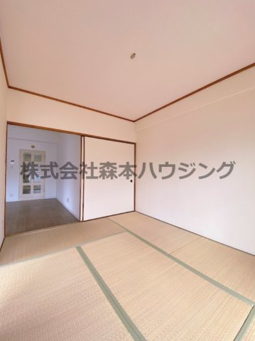 【寝室】 | 　メゾン・ローゼ | 落ち着いて過ごせるお部屋なので、寝室にいかがでしょうか
