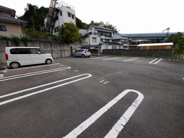フレッツァ神戸山田の駐車場