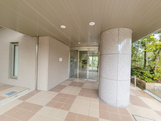 ローレルスクエア登美ヶ丘東館Ⅱのエントランス