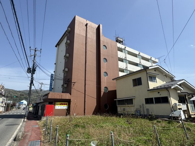 想定年間賃料1,680万　想定利回り28.6％　鉄筋コンクリート造の外観