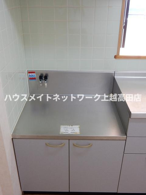 ベロウ上越のキッチン|コンロ置場