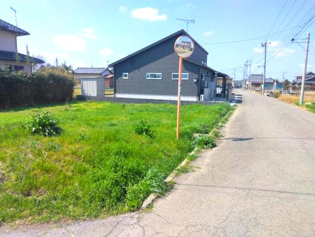 深谷市高島　建築条件なし売地の前面道路含む現地写真