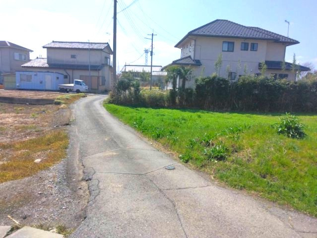 深谷市高島　建築条件なし売地の前面道路含む現地写真
