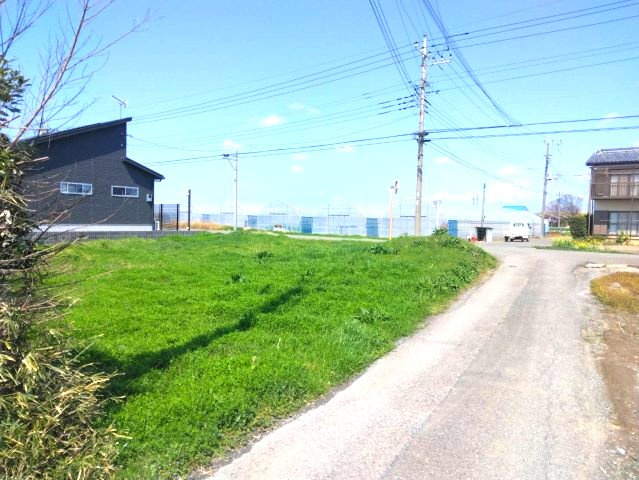 深谷市高島　建築条件なし売地の前面道路含む現地写真