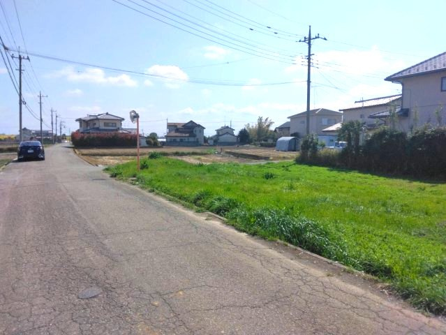 深谷市高島　建築条件なし売地の前面道路含む現地写真