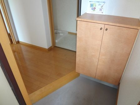 久留米市東櫛原町の賃貸マンションの玄関|収納もある玄関です