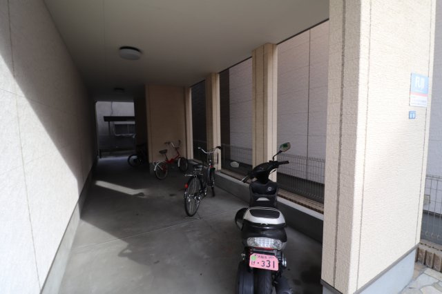 フジパレス摂津正雀ノースの駐車場