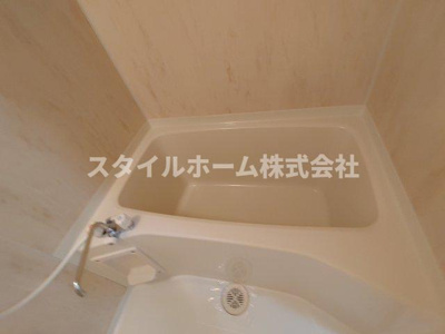 【浴室】 | モンプリエール | 同建物内別部屋の写真です。
