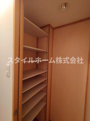 【収納】 | モンプリエール | 同建物内別部屋の写真です。