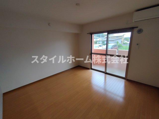 【居間・リビング】 | モンプリエール | 同建物内別部屋の写真です。