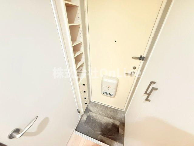 八尾市本町５丁目のアパートの玄関