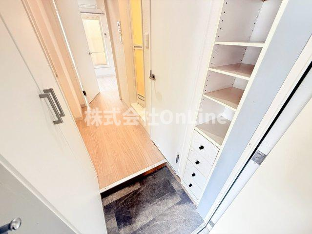 八尾市本町５丁目のアパートの玄関