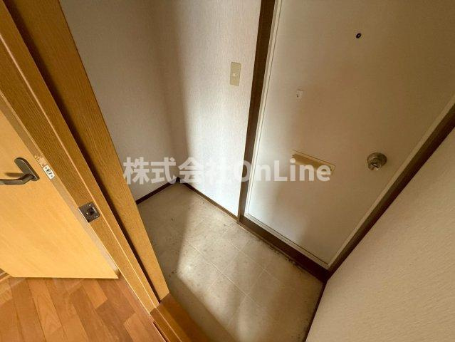 八尾市東山本町５丁目のアパートの玄関