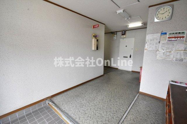 八尾市東山本町５丁目のアパートのロビー