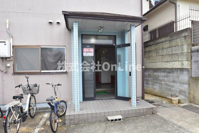 八尾市東山本町５丁目のアパートのエントランス