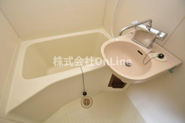 八尾市上之島町南１丁目のアパートの洗面所