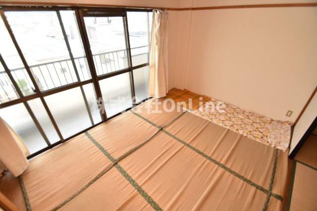 八尾市上之島町南１丁目のアパートの寝室
