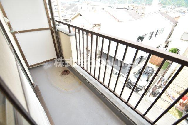八尾市上之島町南１丁目のアパートのバルコニー