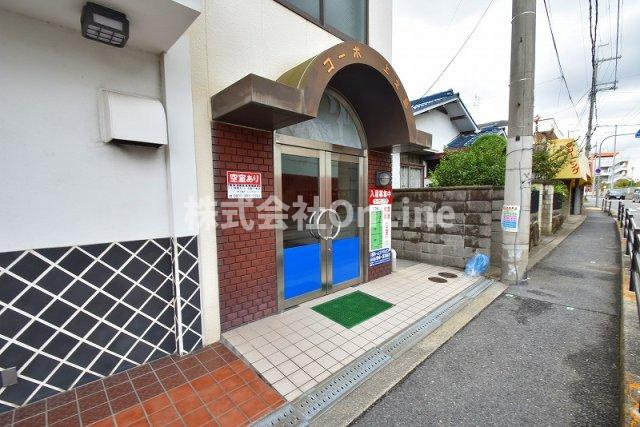 八尾市上之島町南１丁目のアパートのエントランス