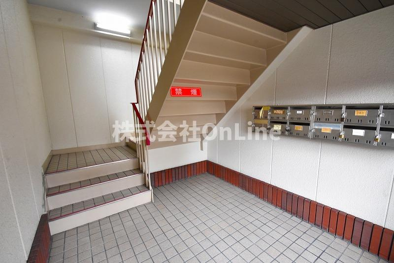 八尾市上之島町南１丁目のアパートのロビー