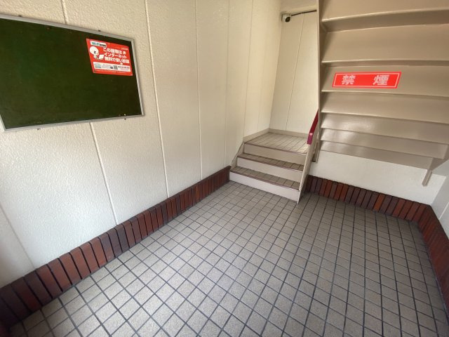 八尾市上之島町南１丁目のアパートのロビー