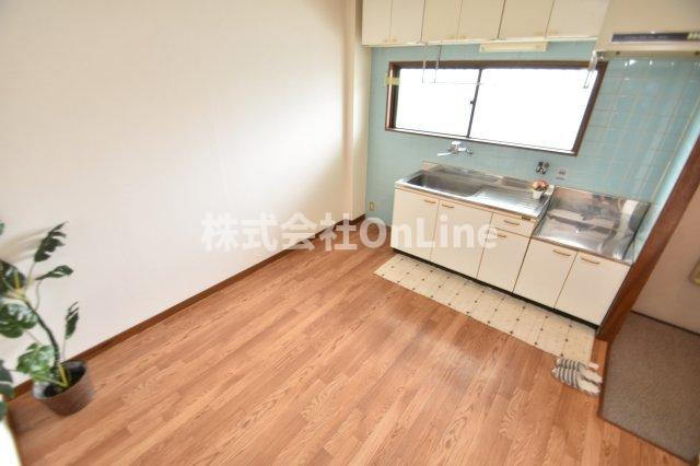 八尾市上之島町南１丁目のアパートの居間・リビング