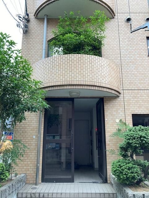 金子ビルのエントランス
