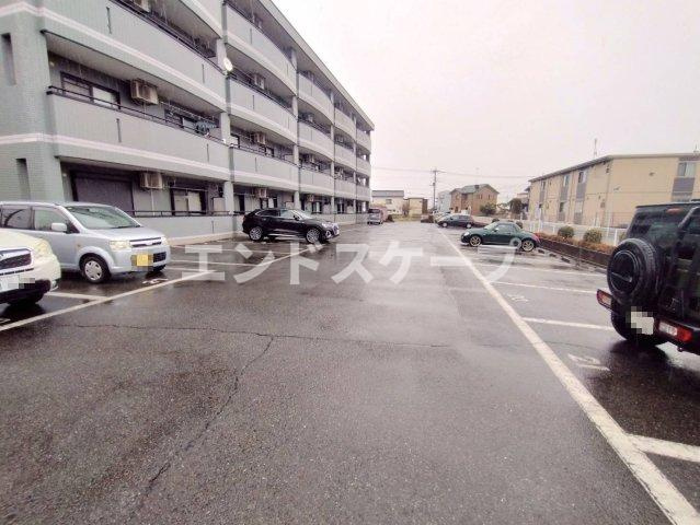 フラワープレイスの駐車場|高崎、前橋のお部屋探しはエンドスケープまで！お客様の理想お聞かせ下さい♪