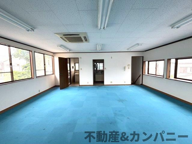 畑寺4丁目の2階建店舗　松山市畑寺4丁目売店舗の内装|2階です