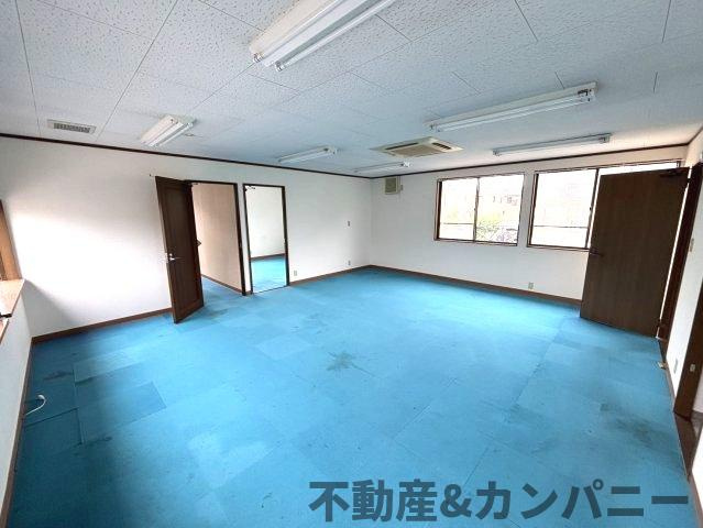 畑寺4丁目の2階建店舗　松山市畑寺4丁目売店舗の内装|2階です