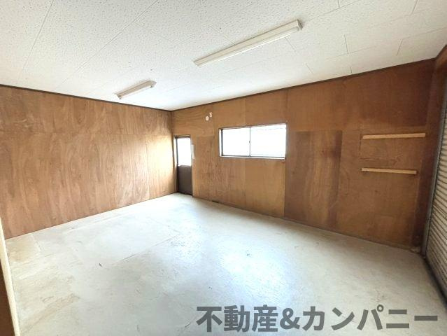 畑寺4丁目の2階建店舗　松山市畑寺4丁目売店舗の収納|小物を収納するのに便利です