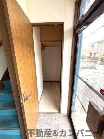 畑寺4丁目の2階建店舗　松山市畑寺4丁目売店舗の玄関|収納もある玄関です