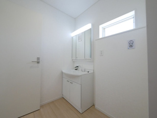 【独立洗面台】 | 南アルプス市藤田 新築戸建全2棟 2号棟 二か所のＷＩＣ | 三面鏡使用の洗面台
