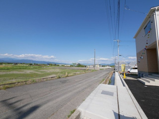 【前面道路含む現地写真】 | 南アルプス市藤田 新築戸建全2棟 2号棟 二か所のＷＩＣ | 前面道路