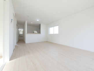 【居間・リビング】 | 南アルプス市藤田 新築戸建全2棟 2号棟 二か所のＷＩＣ | 17.2帖　南向きのリビング