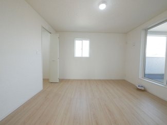 【洋室】 | 南アルプス市藤田 新築戸建全2棟 2号棟 二か所のＷＩＣ | 2階　8帖　洋室　ウォークインクローゼット付き