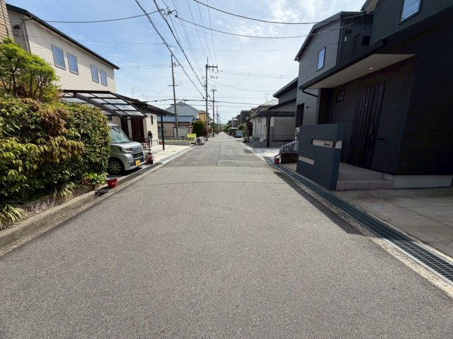 城陽市寺田今堀中古戸建の前面道路含む現地写真