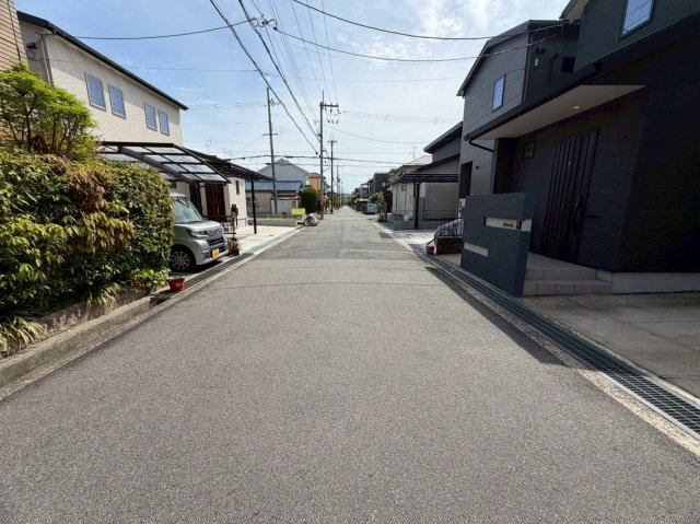 城陽市寺田今堀中古戸建の前面道路含む現地写真