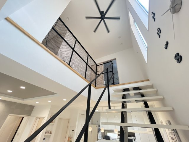 城陽市寺田今堀中古戸建の居間・リビング|開放感のある吹き抜けリビングです。