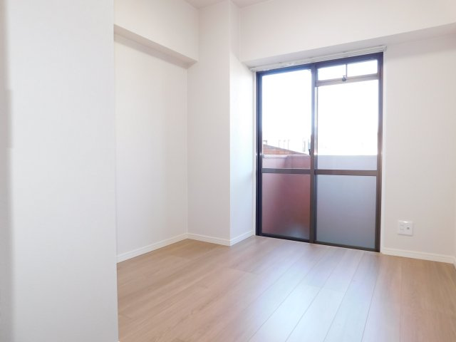 稲沢市稲葉４丁目の中古マンションの洋室|◇洋室◇　　明るい洋室３．９帖　全居室収納完備♪　バルコニー利用可！　（新規リノベーション済）