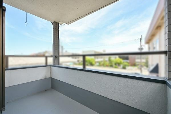 葛城市南今市　一戸建のバルコニー|■現地撮影写真■ゆったりとしたインナーバルコニー・急な雨でも安心です！