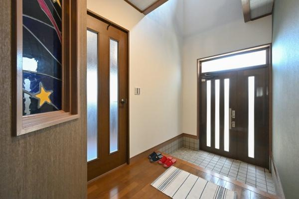 葛城市南今市　一戸建の玄関|すっきりとした明るい玄関が家族やお客様を迎えてくれます！