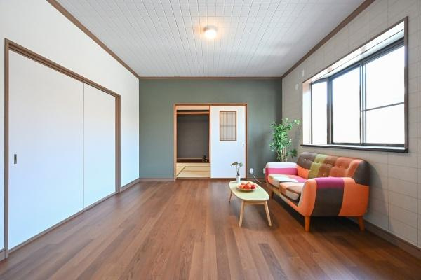 葛城市南今市　一戸建の居間・リビング|■現地撮影写真■ご家族でくつろいでいただける広々したリビングです！